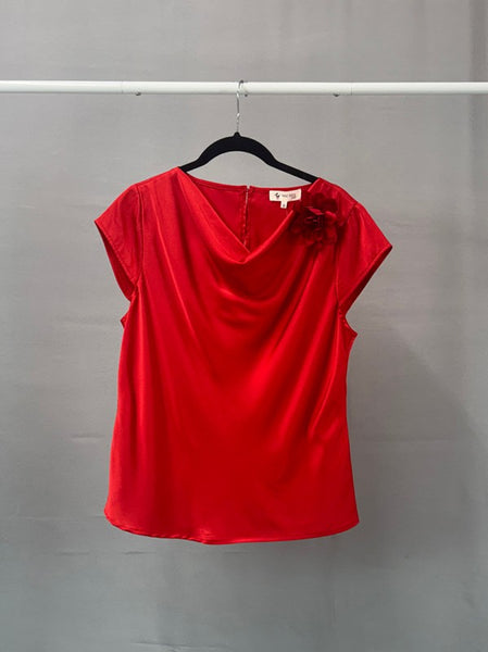 Blusa roja flor