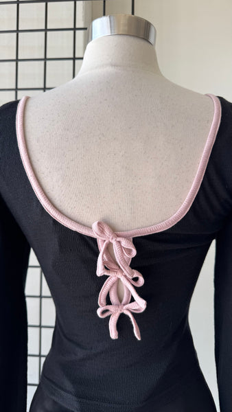 BLUSA NEGRA MANGA ROSA MOÑOS