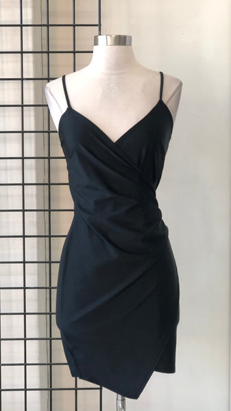 Vestido negro cruzado