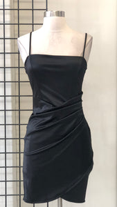 Vestido negro cruzado