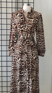 Vestido animal print a media pierna