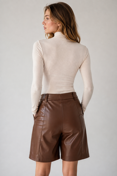 Shorts café piel