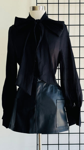 Blusa negra botones moño