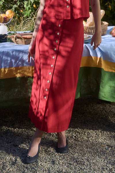 Falda roja a media pierna