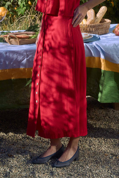 Falda roja a media pierna