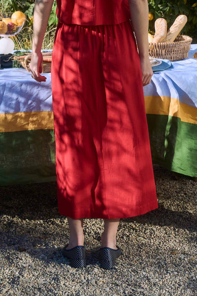 Falda roja a media pierna