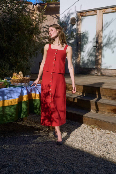 Falda roja a media pierna