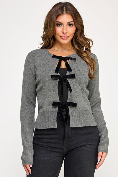 Suéter gris moños