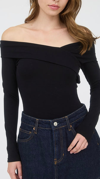 Blusa negra hombro