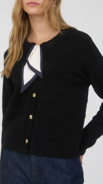 Suéter negro corbata