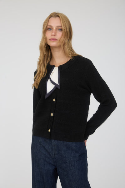 Suéter negro corbata