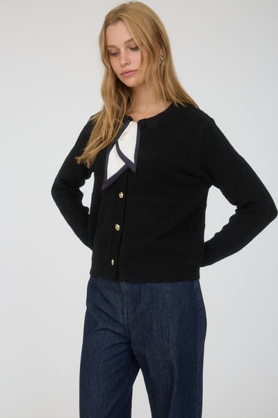 Suéter negro corbata