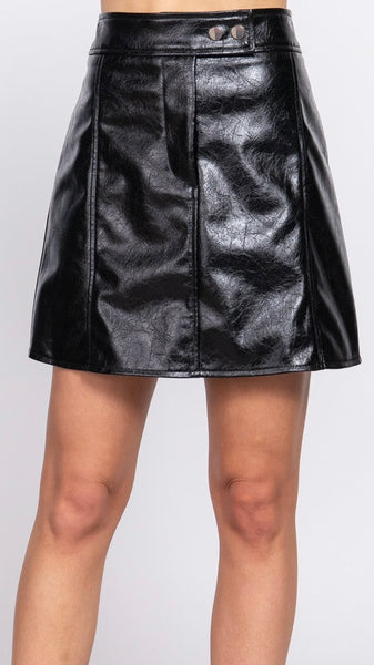 Falda negra piel