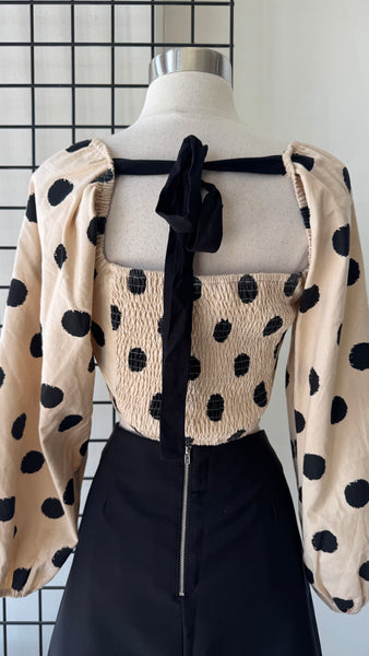 BLUSA BEIGE PUNTOS NEGROS HOMBRO