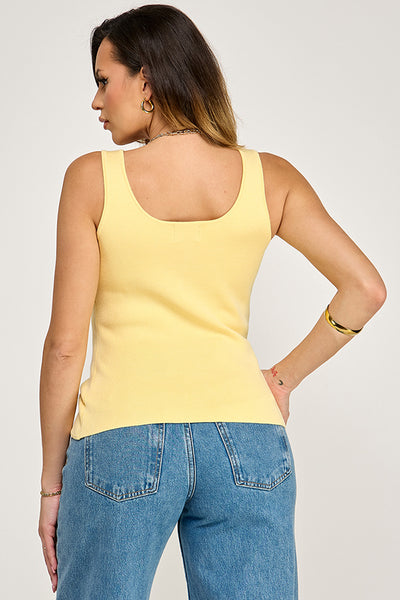 Blusa amarilla boton dorado