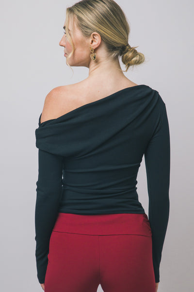 Blusa negra hombro