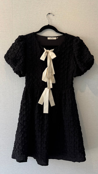 VESTIDO NEGRO CUADRITOS