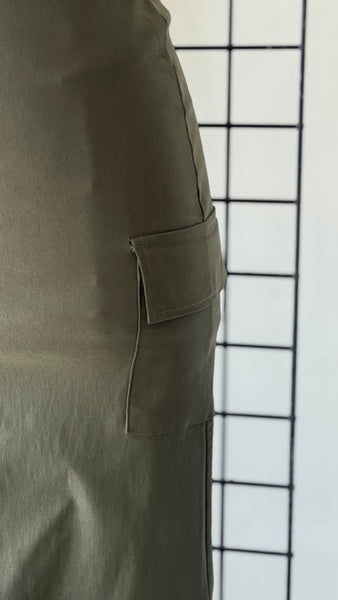 Falda verde cargo a media pierna