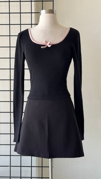 BLUSA NEGRA MANGA ROSA MOÑOS