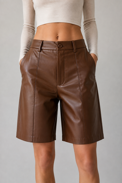 Shorts café piel