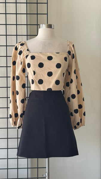 BLUSA BEIGE PUNTOS NEGROS HOMBRO