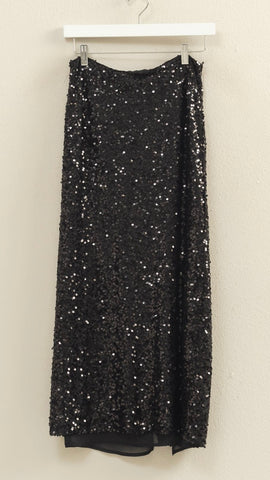 Falda negra a media pierna