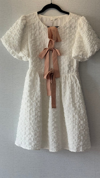 VESTIDO BLANCO CUADRITOS MOÑOS ESPALDA