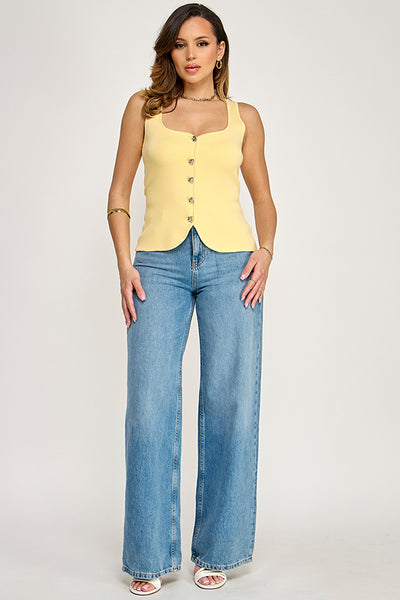 Blusa amarilla boton dorado