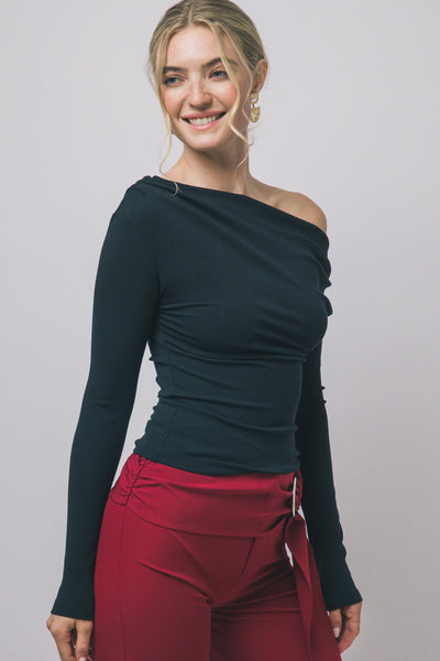 Blusa negra hombro
