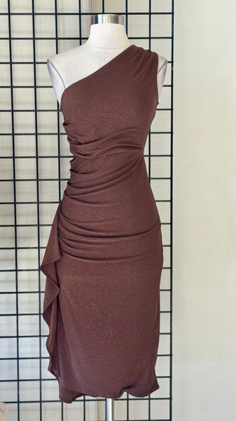 Vestido café un hombro a media pierna