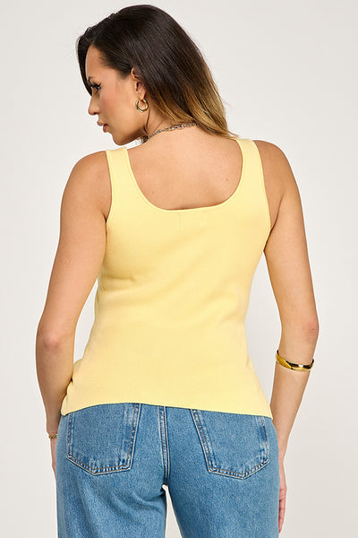 Blusa amarilla boton dorado