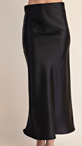 Falda negra a media pierna