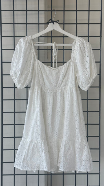 VESTIDO BLANCO TELA BORDADA MANGAS
