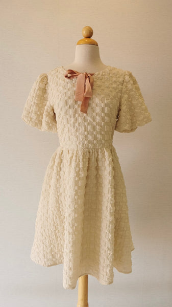 VESTIDO BLANCO CUADROS MOÑOS ROSA