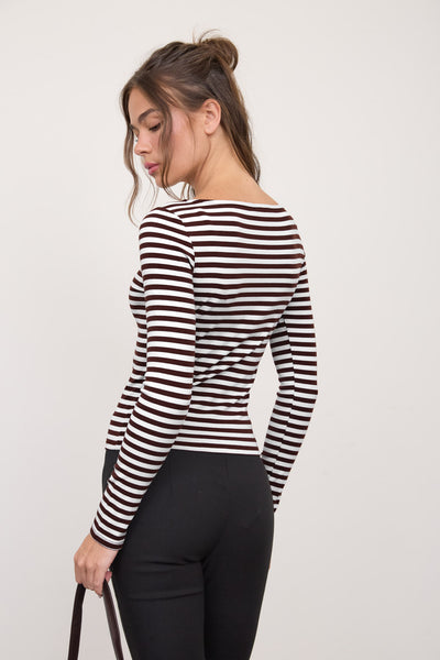 Blusa café raya hombro