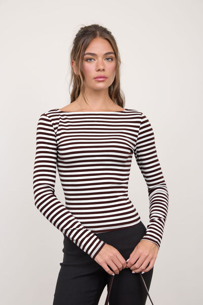 Blusa café raya hombro
