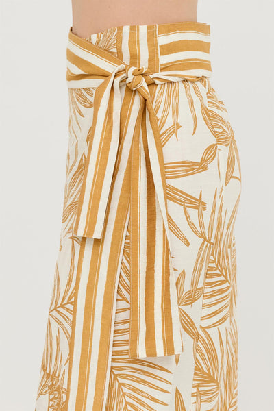 Falda beige a media pierna