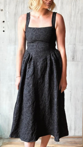 Vestido negro a media pierna