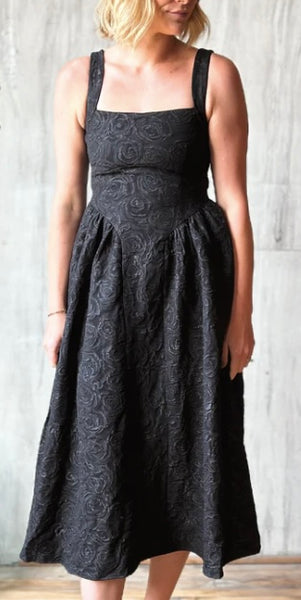 Vestido negro a media pierna