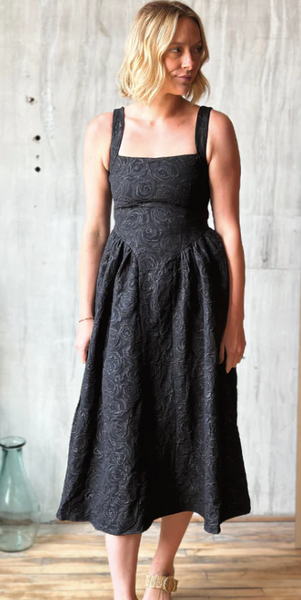 Vestido negro a media pierna