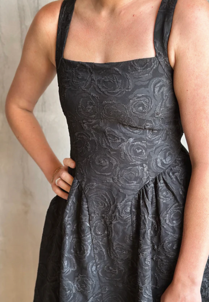Vestido negro a media pierna