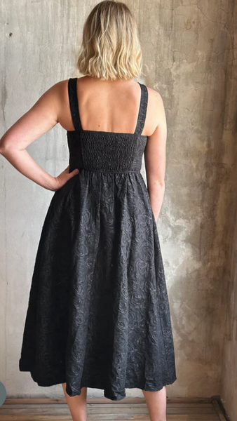 Vestido negro a media pierna