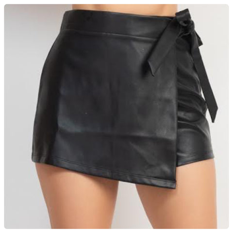 Falda shorts negro piel