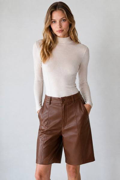 Shorts café piel