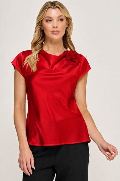 Blusa roja flor