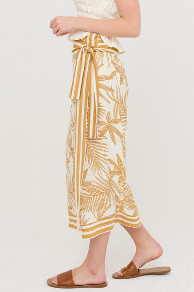 Falda beige a media pierna