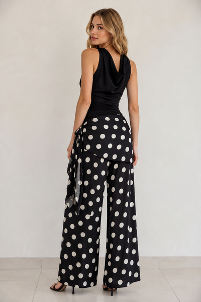 Pantalón negro lunares