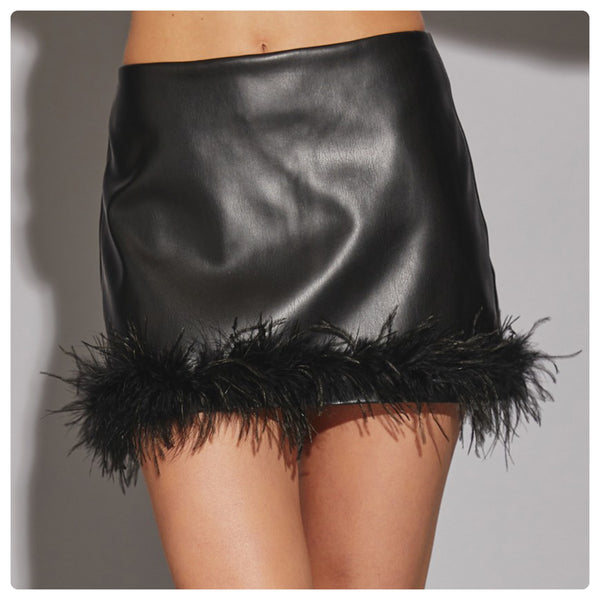 Falda negra piel plumas