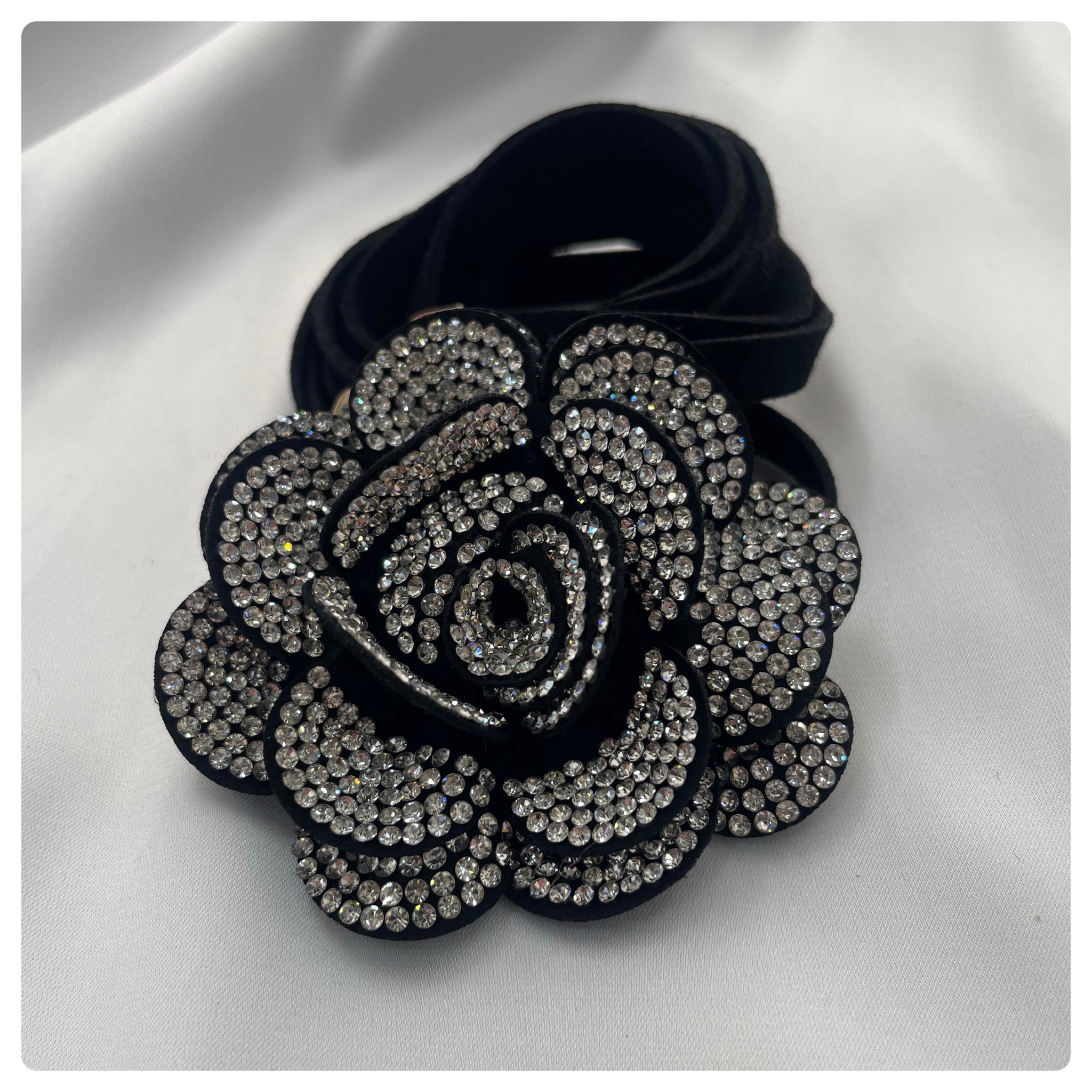 Collar flor negra diamantes