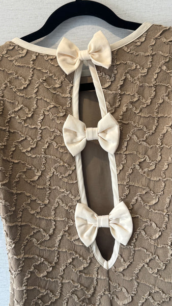 VESTIDO MOCA MOÑO BEIGE